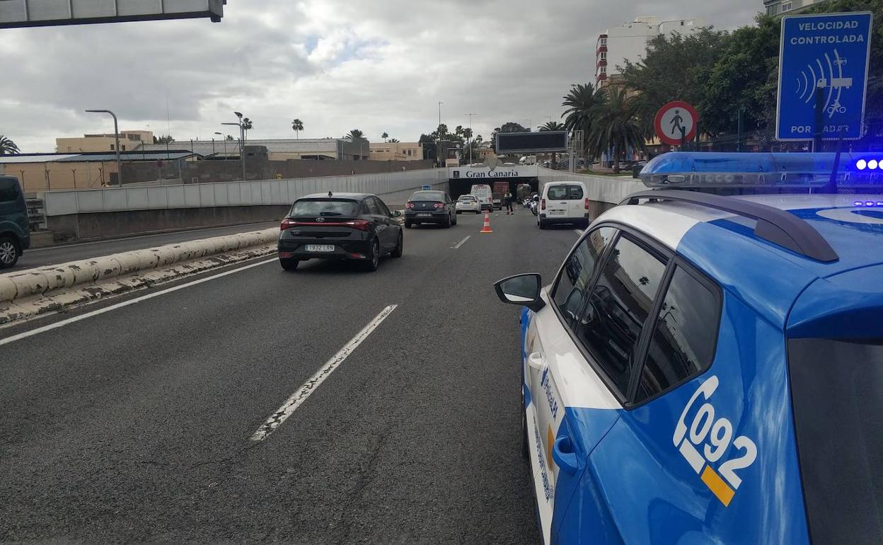 El carril derecho de la Avenida Marítma se cerró en la mañana de este lunes. 