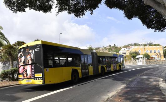 Una guagua discurre por Emilio Ley. 