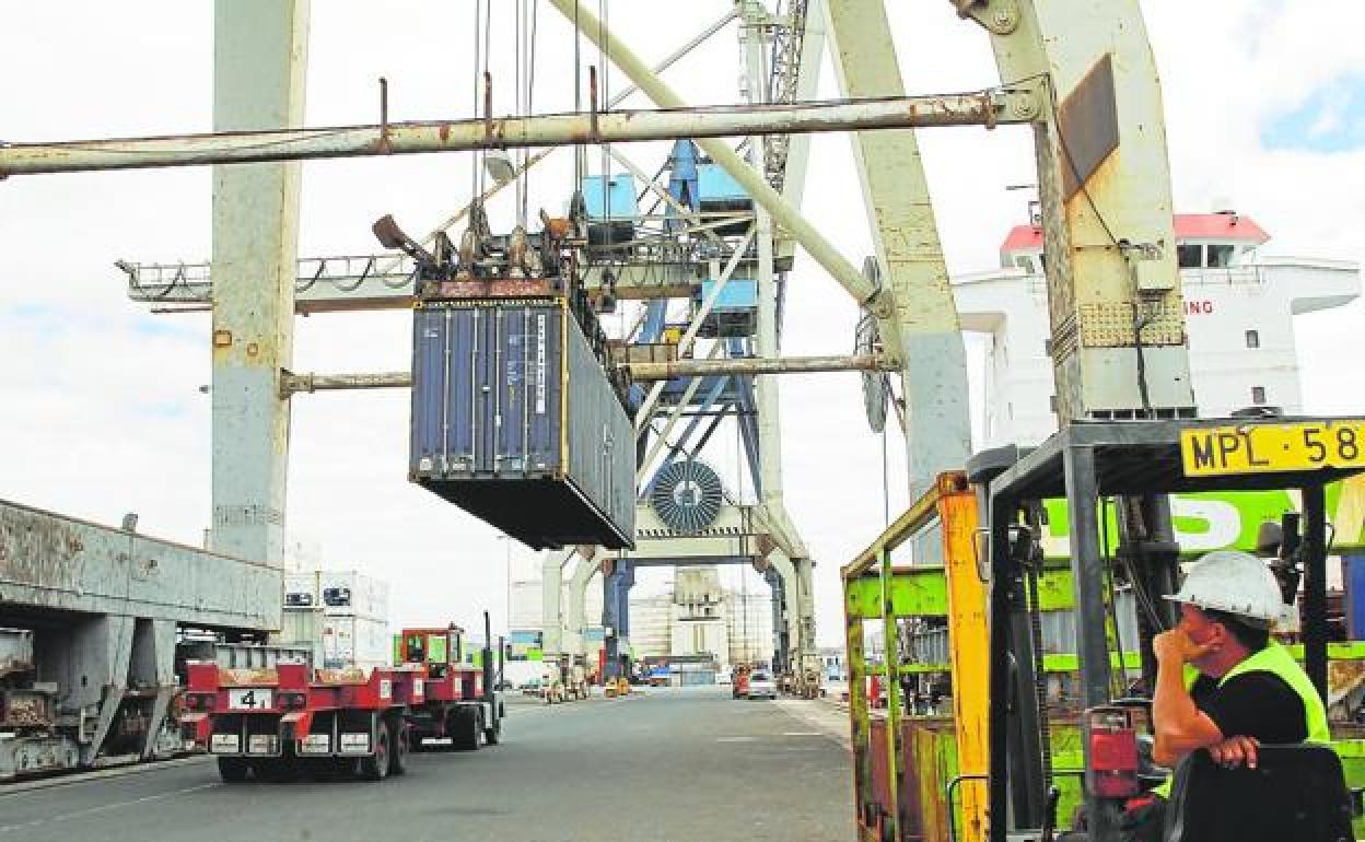 El Puerto abarata su suelo hasta un 20%, solo las terminales de contenedores quedan fuera