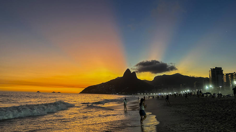 Personas disfrutan del verano, en la playa Ipanema, en Rio de Janeiro (Brasil). 