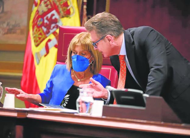 File image of NC deputy Esther González with the Parliament's lawyer. 