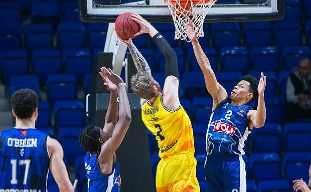 Olek Balcerowski intenta machacar el aro en una acción del partido. 