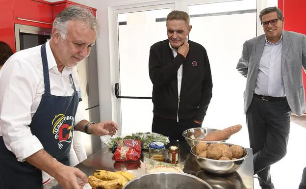 Imagen principal - Un sancocho con toque presidencial para inaugurar la cocina de CANARIAS7