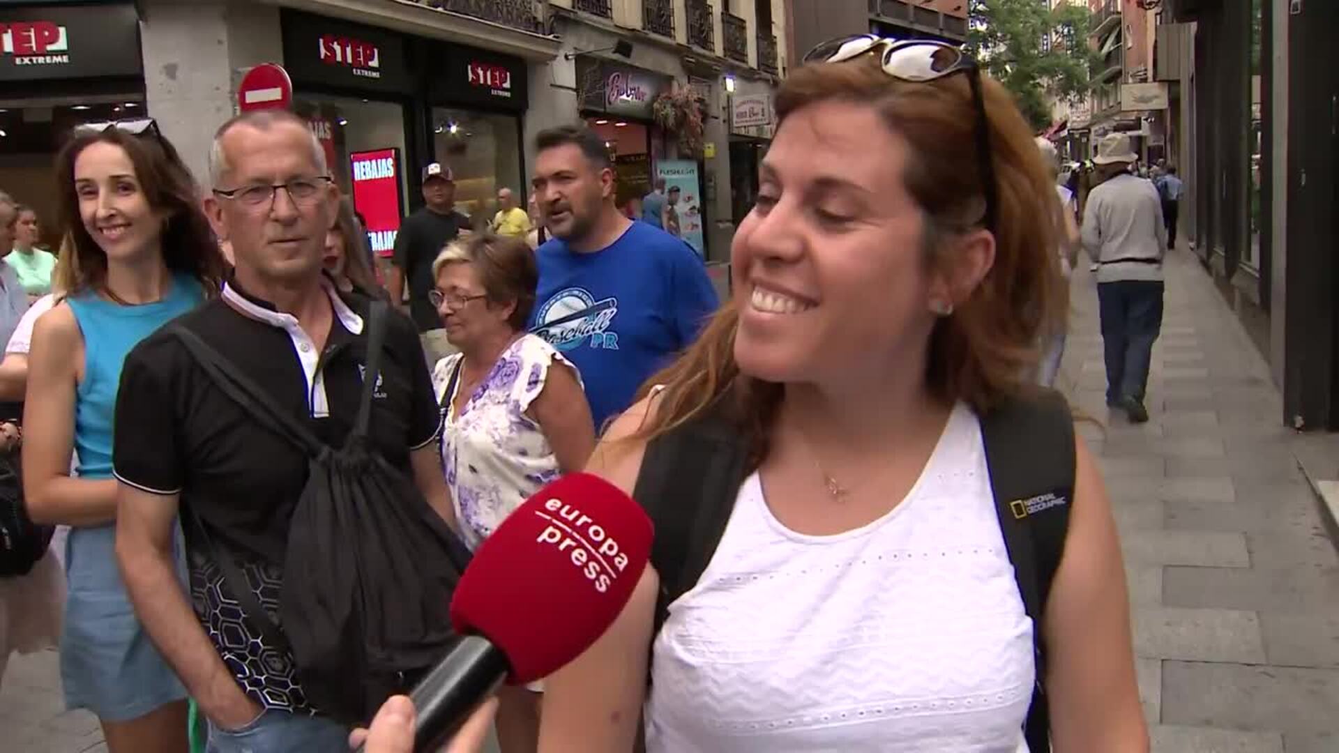 Turistas se acercan a Doña Manolita para comprar lotería de Navidad