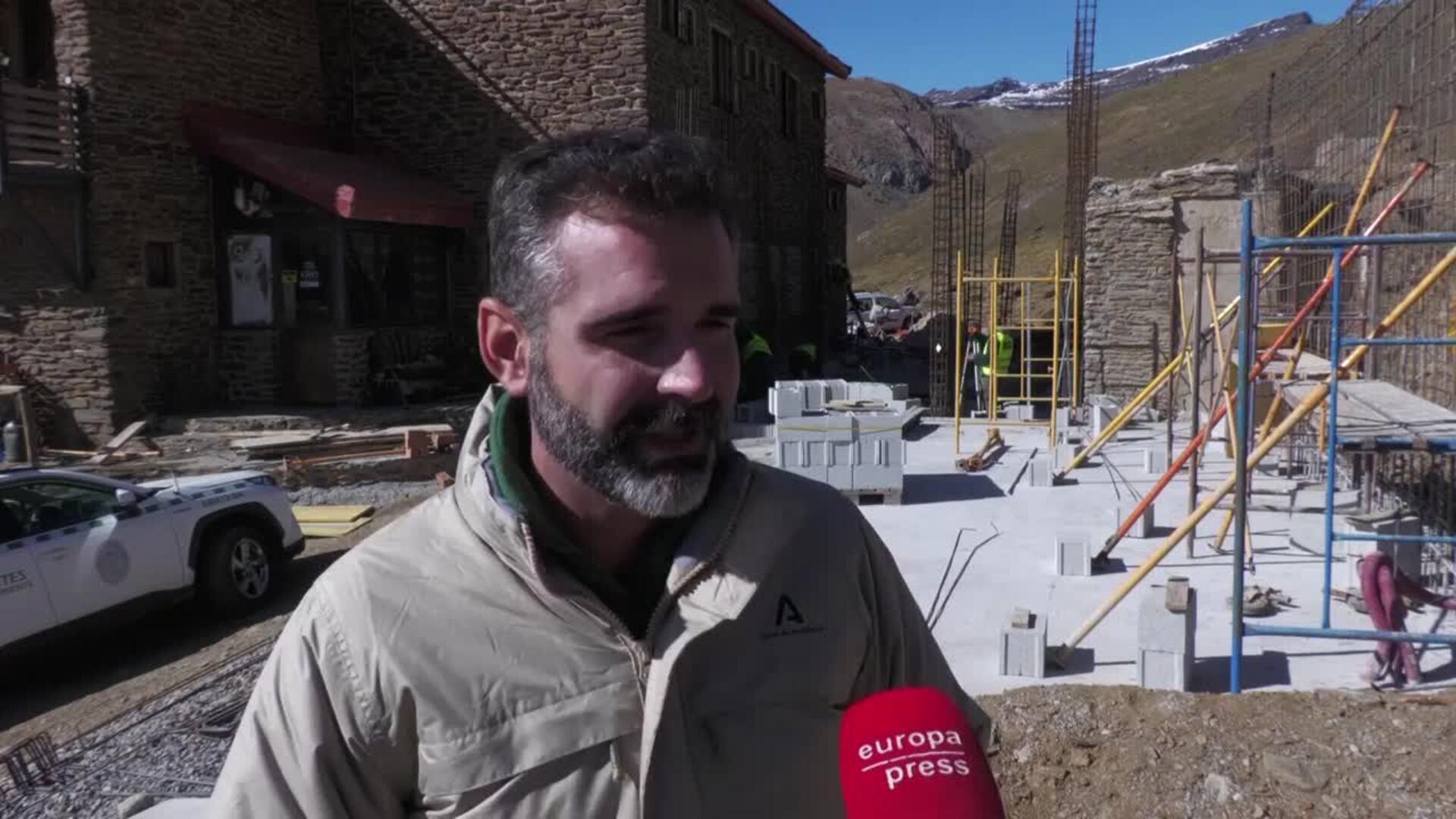 Fernández-Pacheco comprueba la evolución de las obras del Refugio de Poqueira en Sierra Nevada