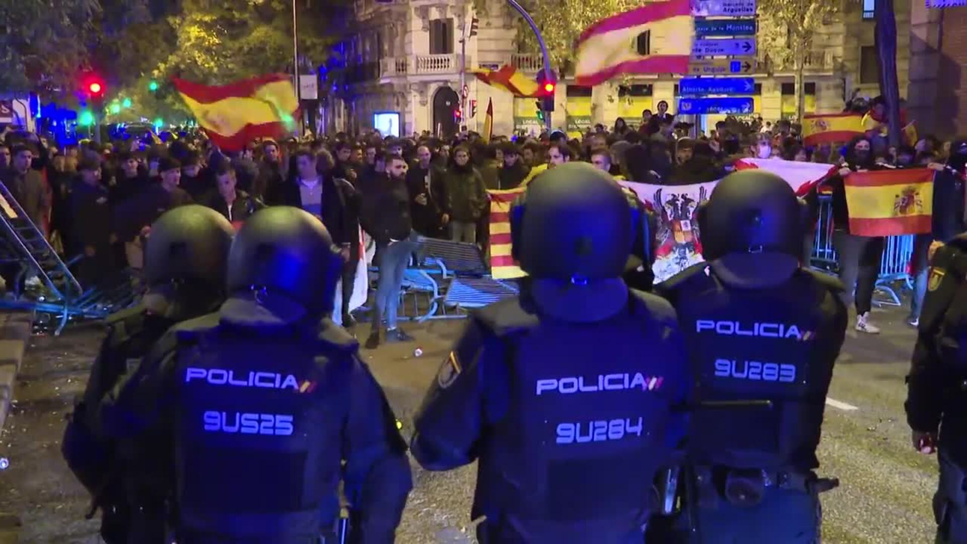 Los manifestantes abandonan Ferraz tras breves momentos de tensión con cargas policiales