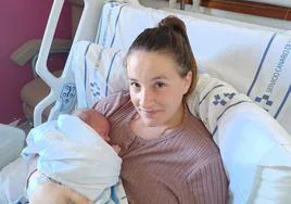 Rodrigo, el segundo bebé nacido en Canarias en este 2024, junto a su mamá Verónica, en el Hospital Universitario Materno Infantil de Canarias.