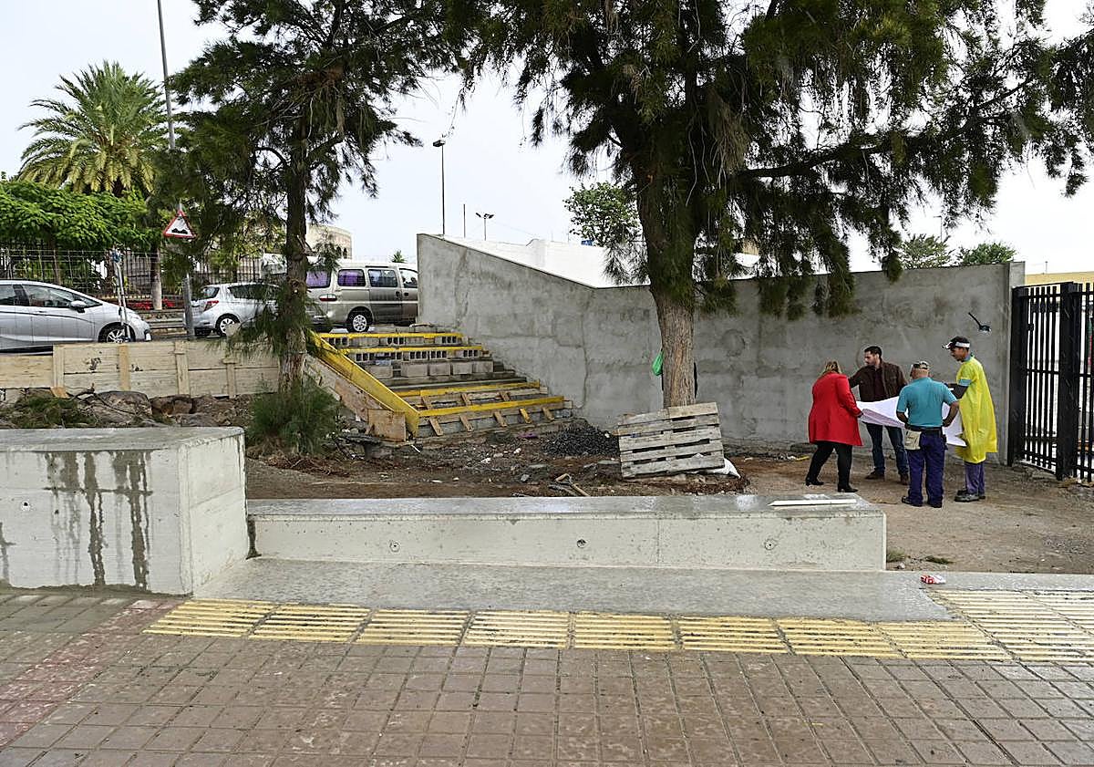 Imagen principal - En la foto superior, vista general del retranqueo. Debajo, esquina sobre la que se ha actuado y su ubicación respecto a la Avenida de América. Al lado, la concejal conversa con el técnico y los operarios.