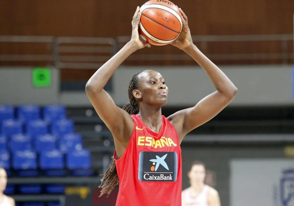 Astou Ndour, en un entrenamiento con la selección española de baloncesto.