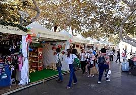 Algunos puestos de la feria de artesanía instalados en el parque San Telmo.