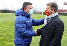 Pimienta saluda a Laporta poco antes de que se oficializara su salida del Barcelona.