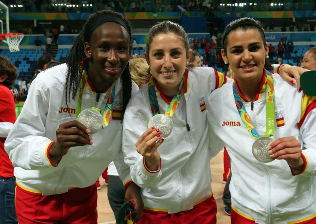 Imagen secundaria 1 - Ndour, en su anterior etapa en La Paterna (arriba); posando con la medalla de oro en Río de Janeiro junto con Leticia Romero y Leonor Rodríguez (centro) y con el trofeo de la WNBA conquistado con Chicago Sky.