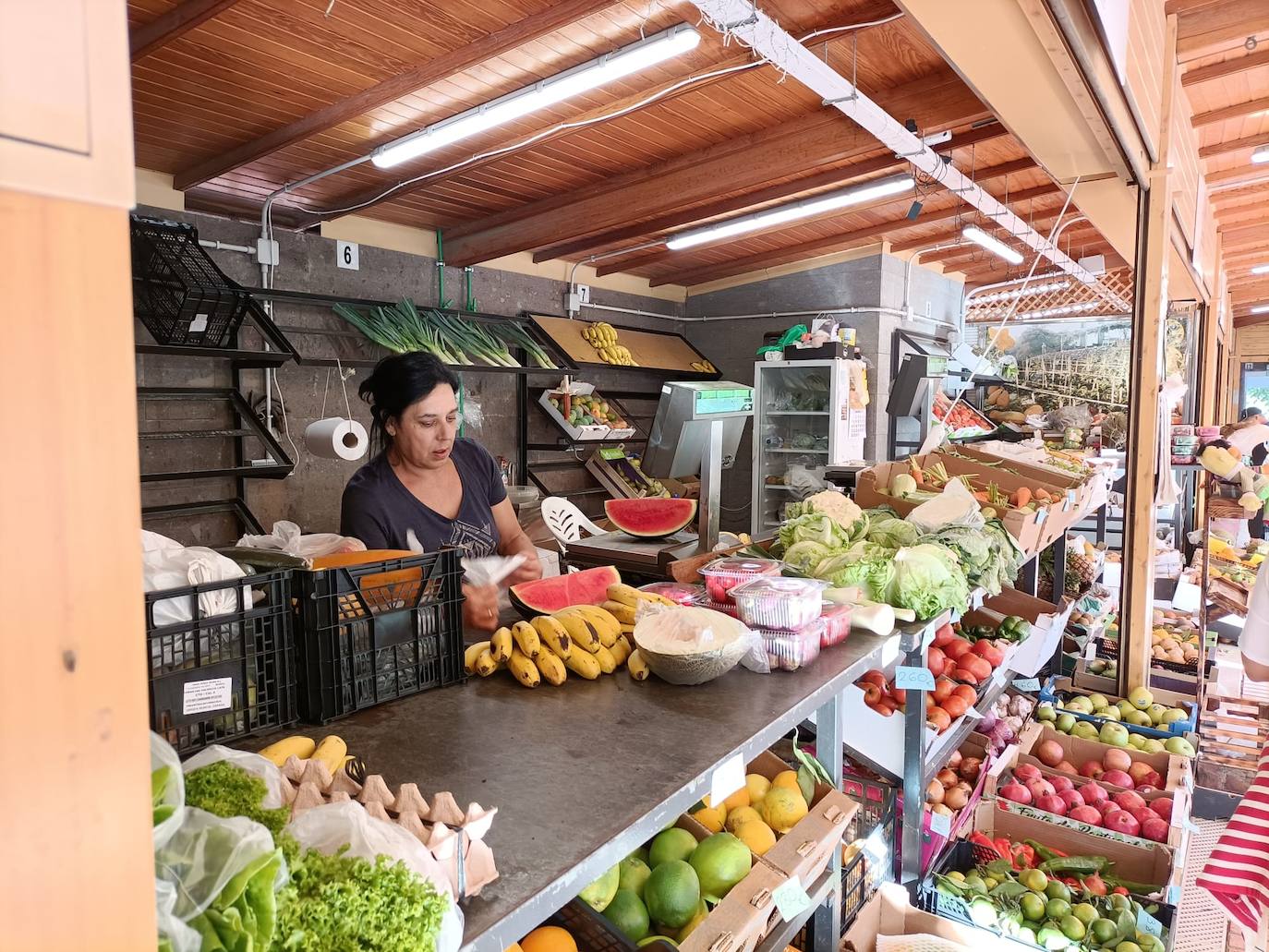 Imagen secundaria 2 - Los 35 puestos del mercadillo municipal de Santa Brígida renuevan su mobiliario