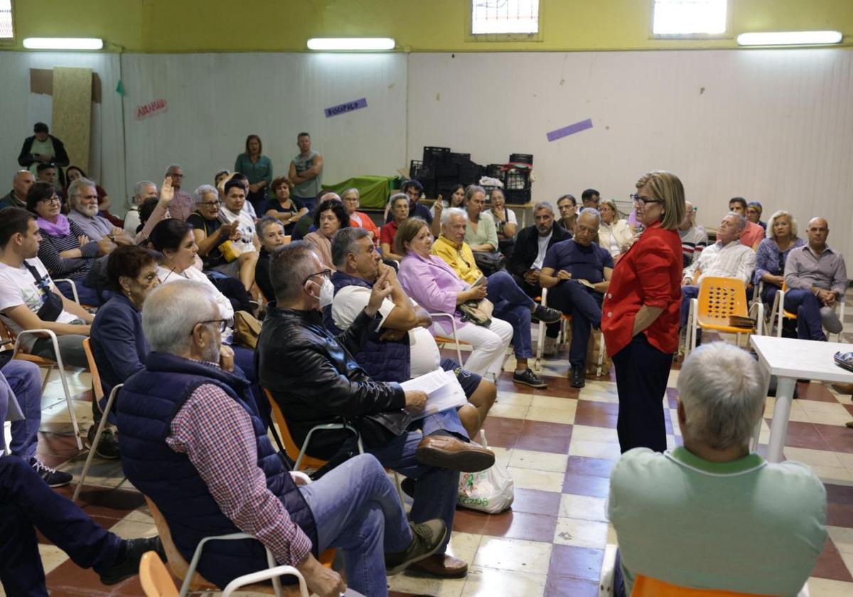Medina explica la propuesta de carnaval a los vecinos de La Isleta
