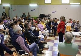 Los vecinos de La Isleta aprovecharon la reunión para expresar sus inquietudes a la concejala.