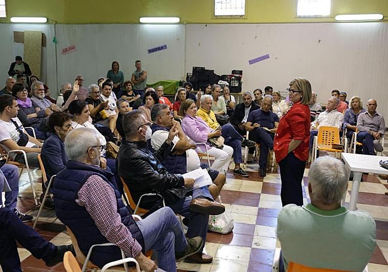 Los vecinos de La Isleta aprovecharon la reunión para expresar sus inquietudes a la concejala.