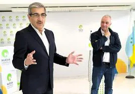 En la imagen, el presidente de Nueva Canarias, Román Rodríguez, acompañado del portavoz de Nueva Canarias, Luis Campos.