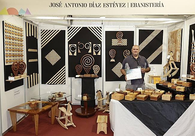 El ebanista José Antonio Díaz tiene el puesto con el mejor diseño de la feria.