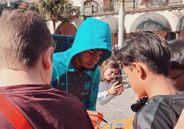 Autógrafos y fotos con los jugadores del Barça a las puertas del Santa Catalina