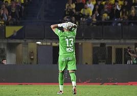 Valles se echa las manos a la cabeza.