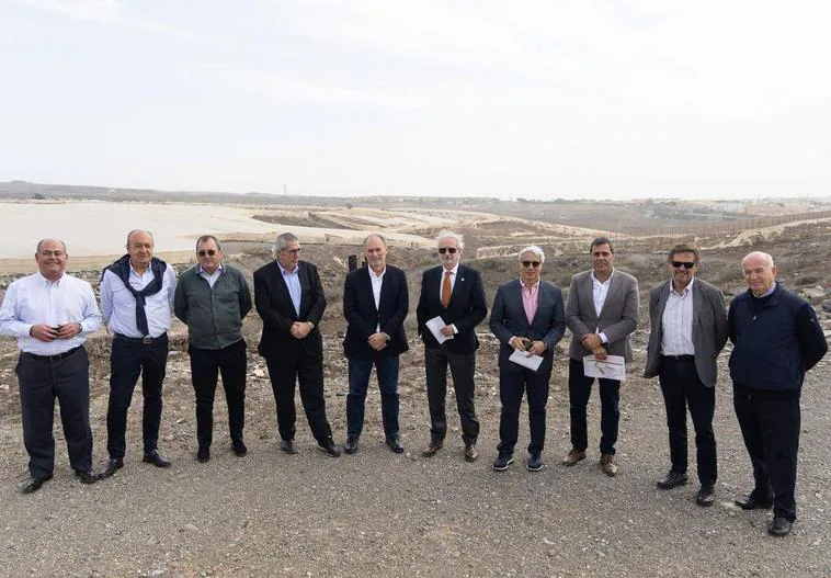 Imagen de la junta directiva del proyecto para la construcción del parque tecnológico de energía solar de Gran Canaria (ESGC) durante una visita a los terrenos que acaban de adquirir.