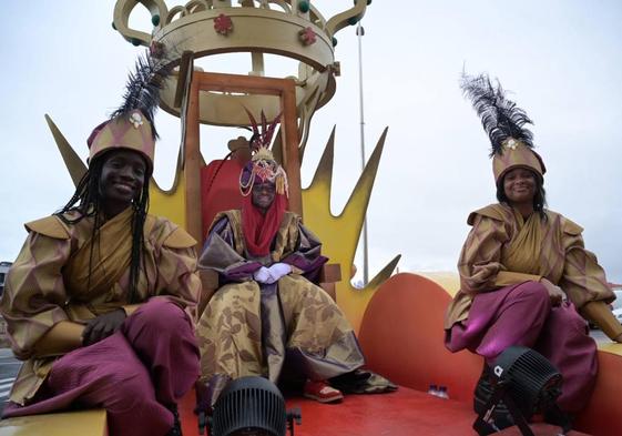 Uno de los instantes que ofreció la cabalgata de los Reyes Magos en Telde, que volvió a desembocar en el casco de San Juan
