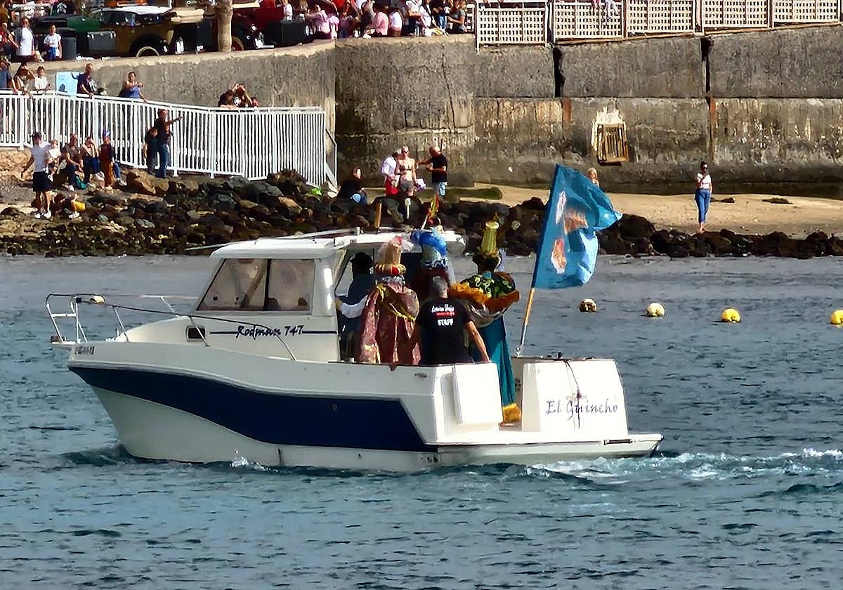 Los Reyes Magos llegan a repartir ilusión al Muelle de Arinaga