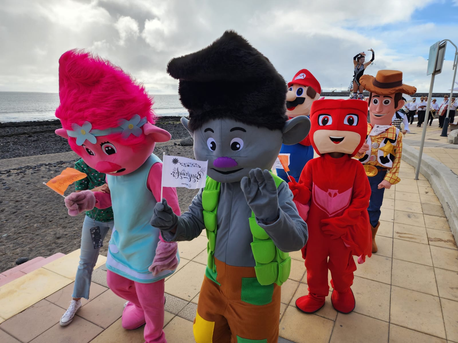 Los Reyes Magos llegan a repartir ilusión al Muelle de Arinaga