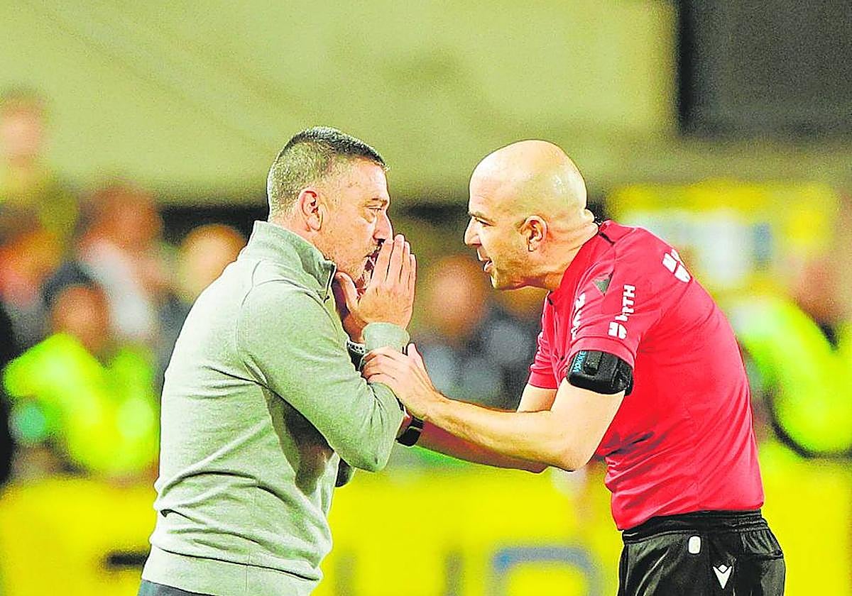 Pimienta pide explicaciones a González Fuertes tras pitar el penalti de Sinkgraven.