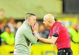 Pimienta pide explicaciones a González Fuertes tras pitar el penalti de Sinkgraven.