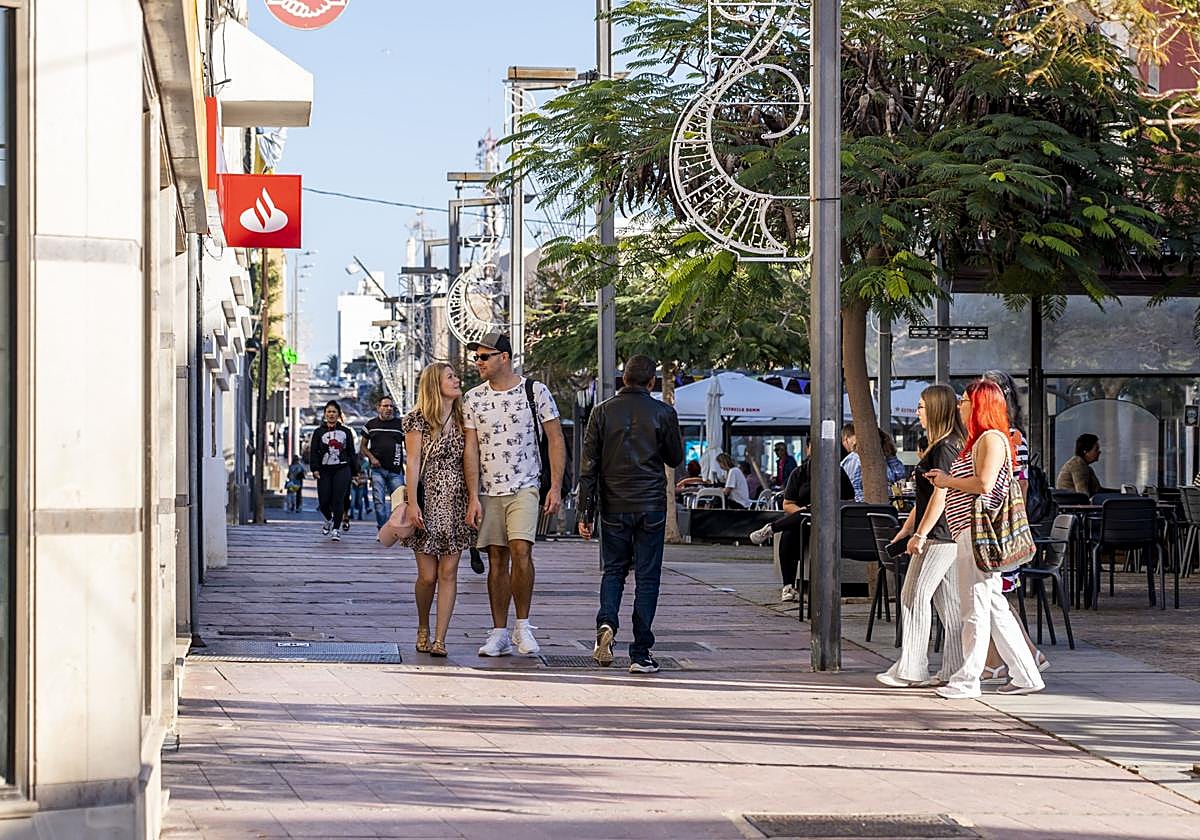 Ciudadanos pasean por la avenida Primero de Mayo, en Puerto del Rosario.