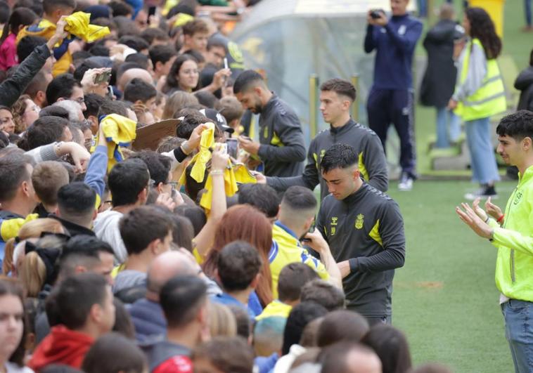 Imagen de Moleiro, Perrone y Álex firmando autógramos en el Estadio de Gran Canaria.