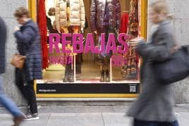 Sí, puede 'descambiar' en las rebajas, que está bien dicho