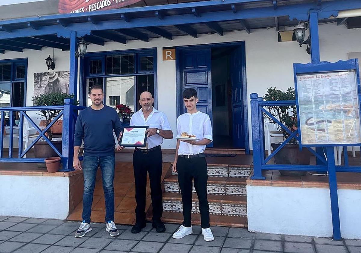 Entrega de reconocimiento al restaurante La Santa.