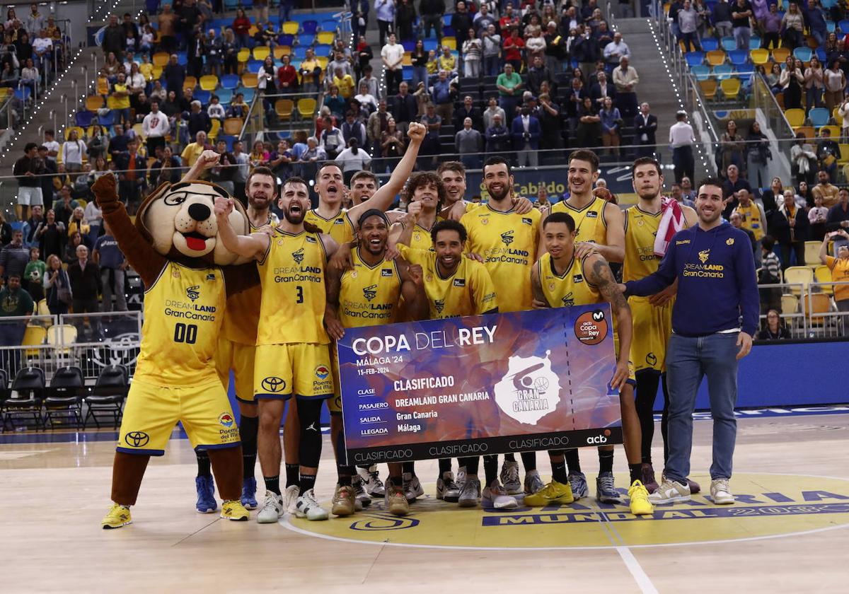 Los jugadores del Dreamland Gran Canaria celebran la clasificación para la Copa del Rey.