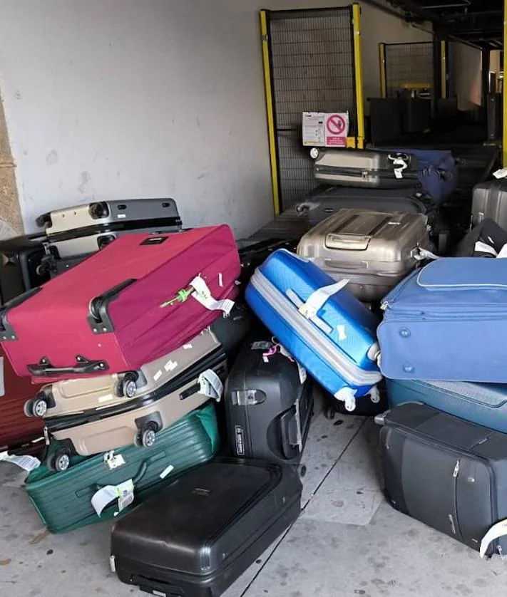 Imagen secundaria 2 - Más de 600 maletas están apiladas en el aeropuerto de Gran Canaria por la huelga de Iberia
