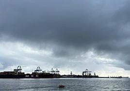 Las lluvias se acercan al puerto de Las Palmas de Gran Canaria.