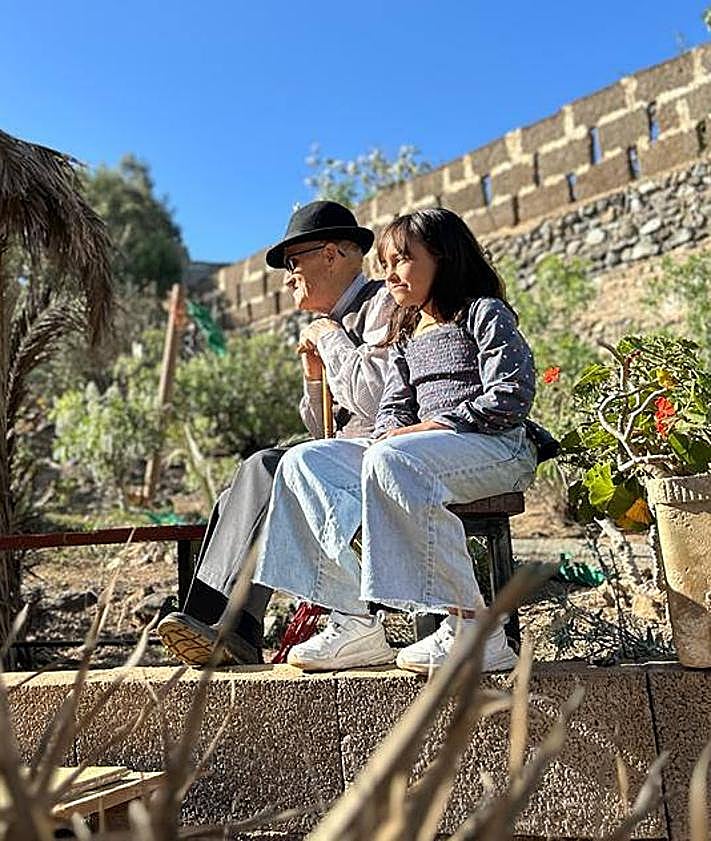 Imagen secundaria 2 - Los niños y niñas deslumbraron a los asistentes con sus elaborados trajes.