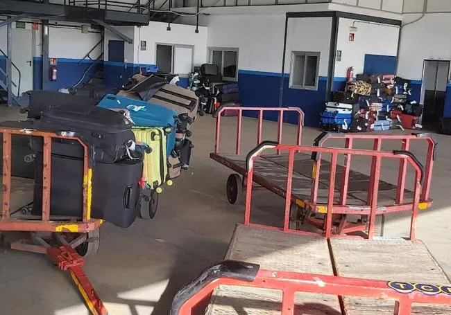 Otra imagen de las maletas que se amontonan en el aeropuerto de Gran Canaria.