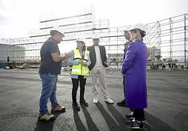 Alberto Trujillo dialoga con Darias, Quevedo y Medina frente a la obra del escenario.