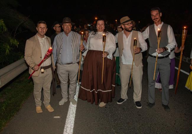 El alcalde Alejandro Jorge y el resto de concejales, ataviados con ropa tradicional.