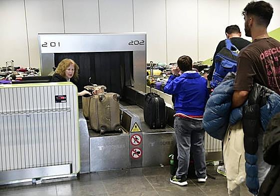 Los pasajeros esta mañana, en los mostradores de facturación, que estaban colapsados de equipaje pendiente de envío.