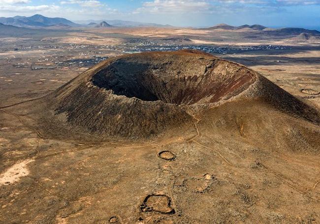 Calderón Hondo es uno de los siete conos volcánicos que erupcionaron hace 50.000 euros y que hicieron que Fuerteventura creciera en un 7% hacia el norte.