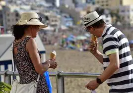 Helado y playa, dos aliados para soportar el calor.