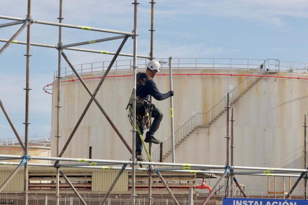 El montaje del escenario del carnaval, en imágenes