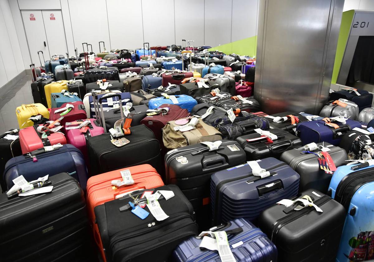 Colapso de maletas en el aeropuerto de Gran Canaria producto de la huelga del servicio de handling.