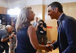 La diputada de CC, Cristina Valido, con Pedro Sánchez, durante la negociación que culminó en el pacto de legislatura.