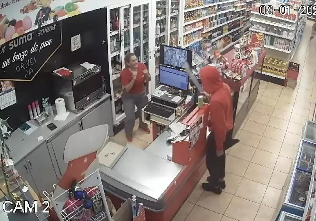 Atracan un supermercado en Vecindario con un machete en la mano