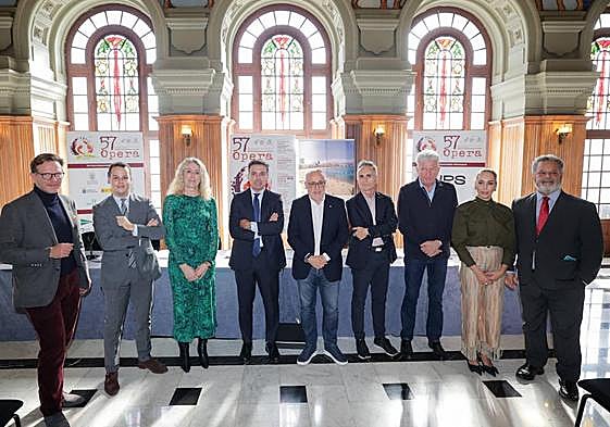 De izquierda a derecha, Tilman Kuttenkeuler, Adrián Santana, María Teresa Mayans, Óscar Muñoz, Antonio Morales, Horacio Umpiérrez, Pedro Quevedo, Guacimara Medina y Ulises Jaén, este miércoles, en la presentación celebrada en el Teatro Pérez Galdós.