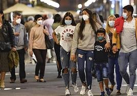 Personas con mascarillas mientras caminaban por la calle Mayor de Triana.